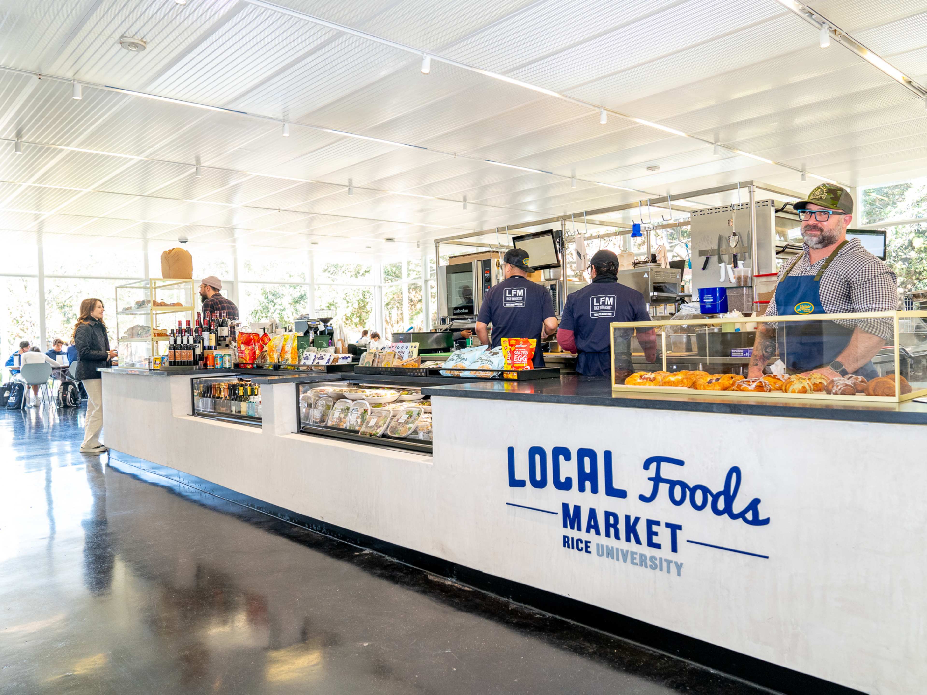 Local meals and food-market spending considered in a travel budget
